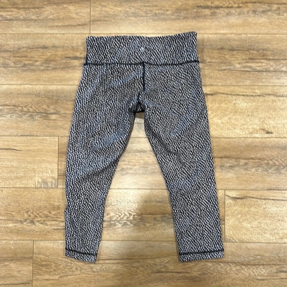 LULULEMON Women’s Cropped Leggings Size 8 in Excellent Condition - Picture 3 of 5